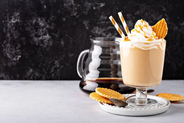 Café con leche de caramelo en un vaso de postre — Foto de Stock