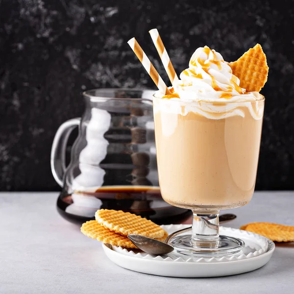 Café con leche de caramelo en un vaso de postre — Foto de Stock