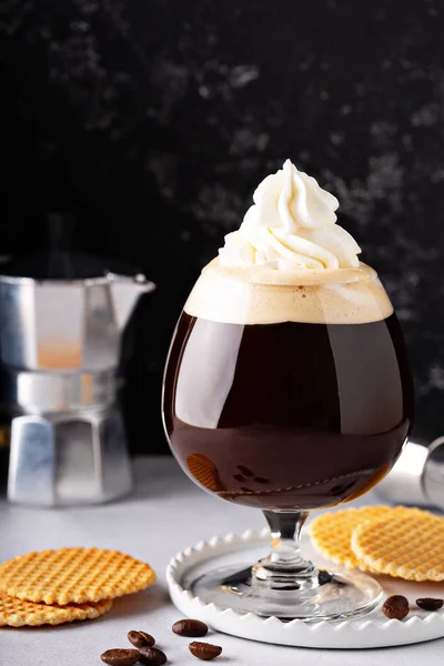 Café Irlandés Una Copa Cóctel Con Crema Batida — Foto de Stock