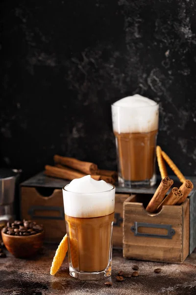 Kaffe latte i små glas — Stockfoto