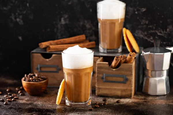 Kaffe latte i små glas — Stockfoto