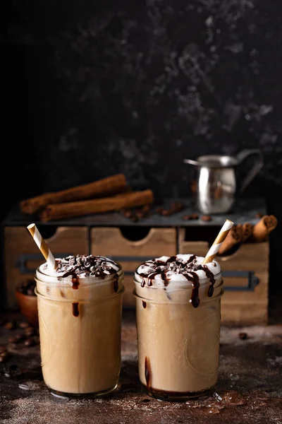 Café helado en tarros de albañil — Foto de Stock