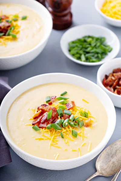 Bramborová polévka se slaninou a sýrem — Stock fotografie