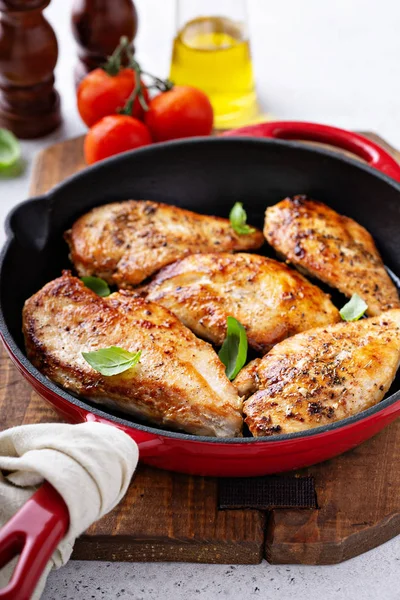 Peito de frango cozido em uma frigideira — Fotografia de Stock