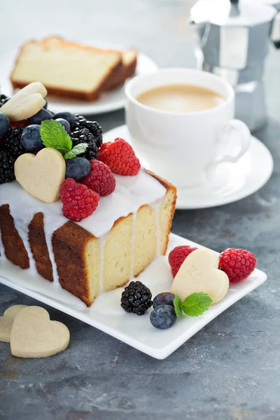 Dia dos namorados assar, bolo com corações — Fotografia de Stock