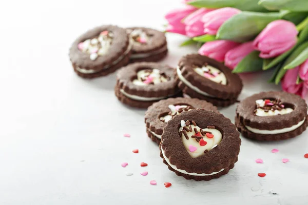 Biscotti al cioccolato a forma di cuore con ripieno di crema — Foto Stock