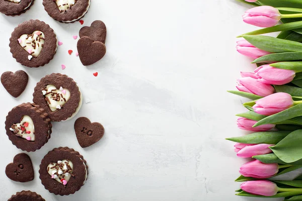 Biscotti al cioccolato a forma di cuore con ripieno di crema — Foto Stock