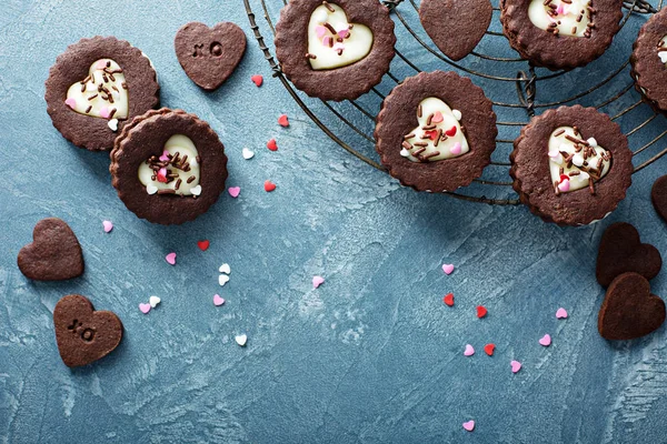 Hartvormige chocolade koekjes met crème vulling — Stockfoto