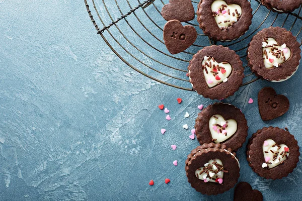 ハート形のチョコレート クッキー クリーム充填 — ストック写真