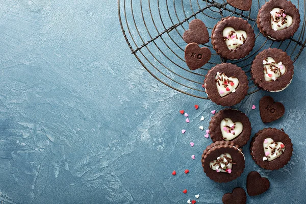 Cookies de chocolate em forma de coração com recheio de creme — Fotografia de Stock