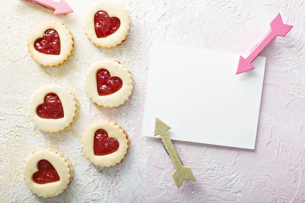 Cookies de baunilha em forma de coração com recheio de geléia — Fotografia de Stock