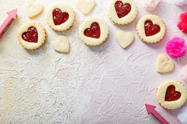 Biscotti alla vaniglia a forma di cuore con ripieno di marmellata — Foto Stock