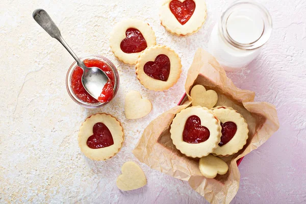 Hart vormige vanille koekjes met jam vullen — Stockfoto