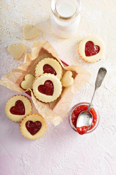 Heart shaped vanilla cookies with jam filling — Stock Photo, Image