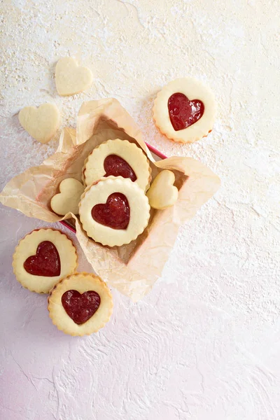 Galletas de vainilla en forma de corazón con relleno de mermelada —  Fotos de Stock