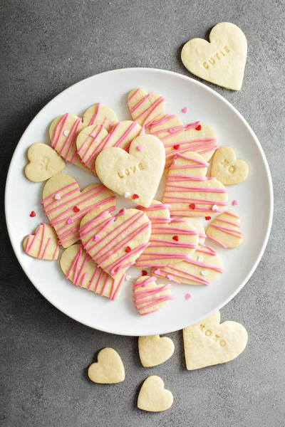 Печенье в форме сердца на день Святого Валентина — стоковое фото