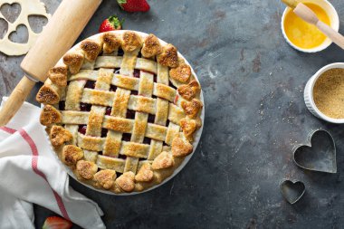 Kafes ile çilekli pasta