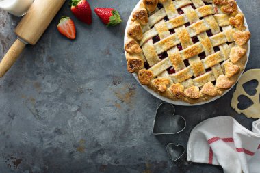 Kafes ile çilekli pasta