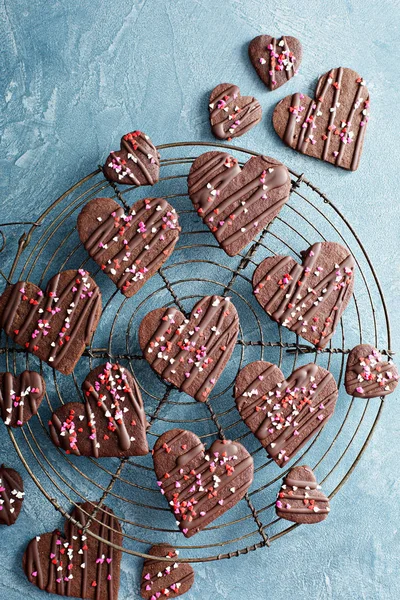 Bolachas de corações de chocolate para o dia dos namorados — Fotografia de Stock