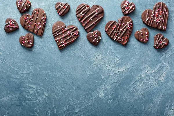 Bolachas de corações de chocolate para o dia dos namorados — Fotografia de Stock