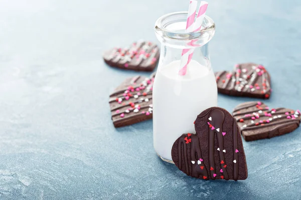 Biscotti di cuori di cioccolato durante Giorno di San Valentino — Foto Stock