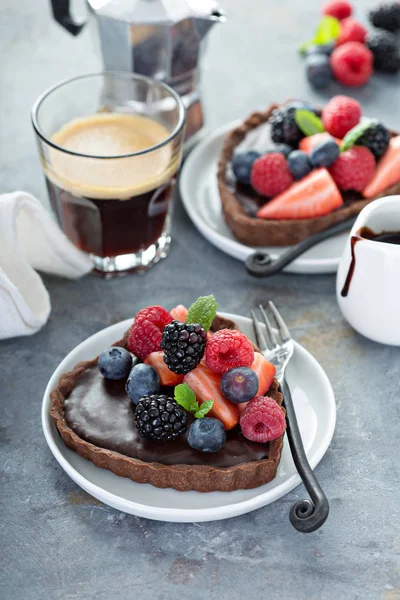 Chocolate heart tarts with ganashe filling and berries — Stock Photo, Image