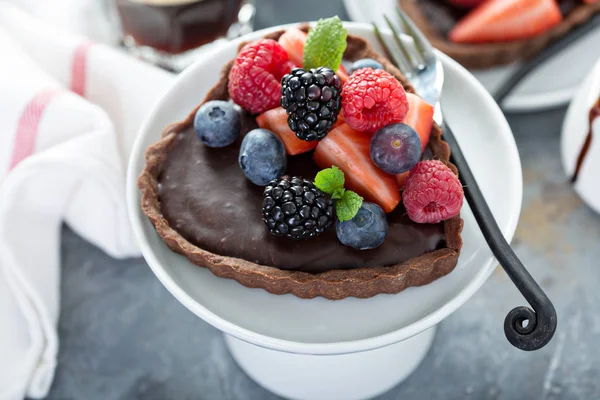 Chocolate heart tarts with ganashe filling and berries — Stock Photo, Image