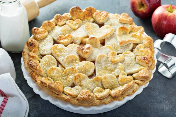 Appeltaart gegarneerd met harten — Stockfoto