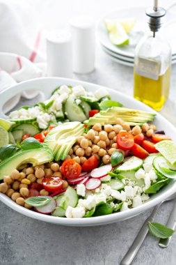 Sağlıklı vejetaryen salata nohut, avokado ve beyaz peynir ile