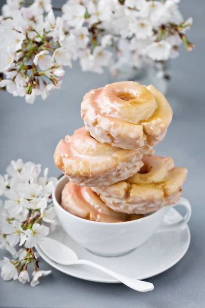 Donuts de vainilla y lavanda apilados en una taza — Foto de Stock