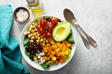 Vegan yemek kase nohut ve kavrulmuş kabak ile