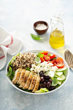 Tavuk ve quinoa ile Yunan ilham öğle kase