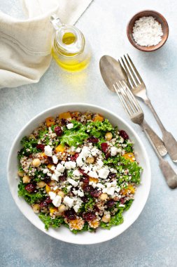 Kale ve quinoa salata Nohut ile