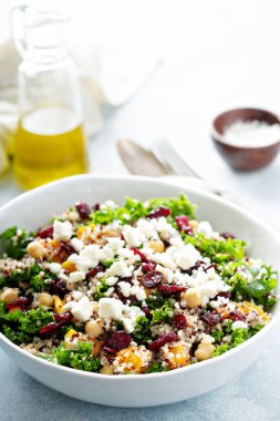 Kale ve quinoa salata Nohut ile