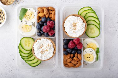 Yüksek protein yiyecek öğle yemeği ya da aperatif kutu