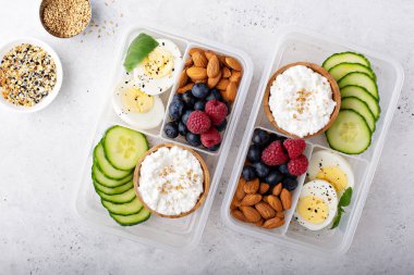Yüksek protein yiyecek öğle yemeği ya da aperatif kutu