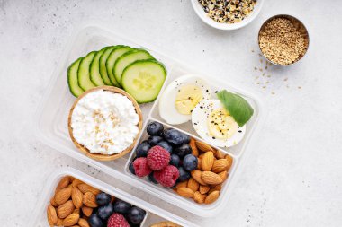 Yüksek protein yiyecek öğle yemeği ya da aperatif kutu
