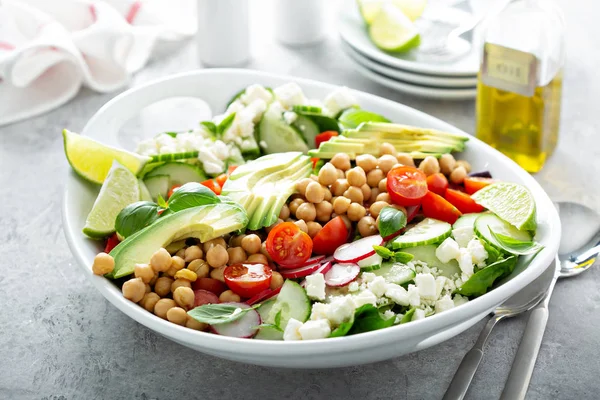 Sağlıklı vejetaryen salata nohut, avokado ve beyaz peynir ile