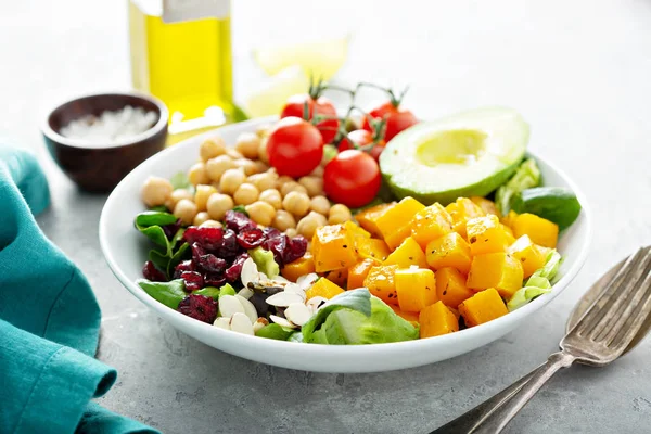 Bol à lunch végétalien aux pois chiches et courge rôtie — Photo