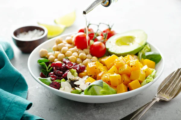 Vegan lunch bowl met kikkererwten en geroosterde squash — Stockfoto