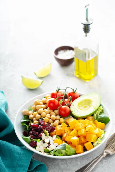 Vegan yemek kase nohut ve kavrulmuş kabak ile — Stok fotoğraf