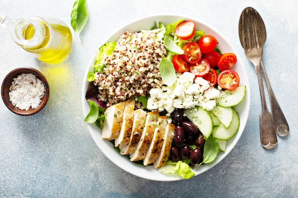 Tazón de almuerzo inspirado griego con pollo y quinua —  Fotos de Stock