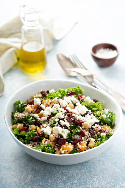 Salada de couve e quinoa com grão de bico — Fotografia de Stock