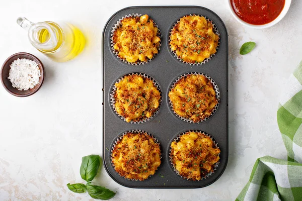 Upečené muffiny mac a sýrem — Stock fotografie