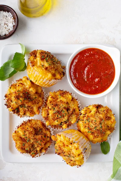 Gebakken muffins voor mac en kaas — Stockfoto