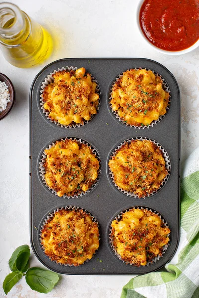 Baked mac and cheese muffins — Stock Photo, Image