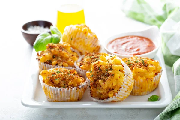 Baked mac and cheese muffins — Stock Photo, Image