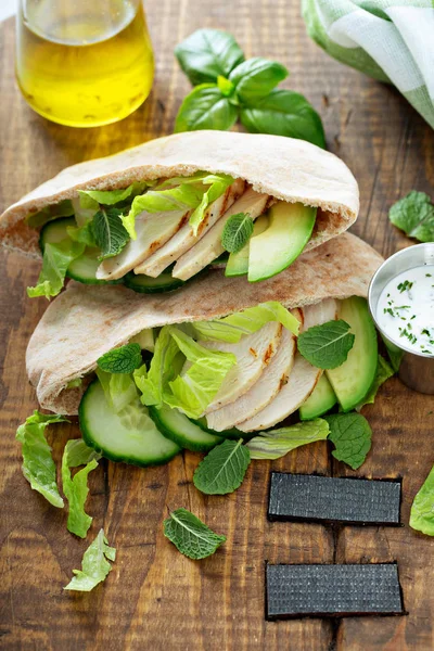 Healthy pita sandwich with chicken — Stock Photo, Image