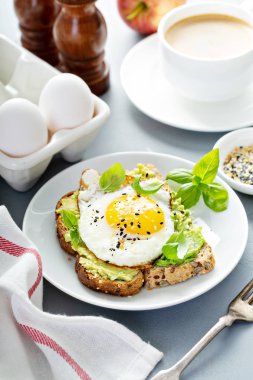 sahanda yumurta ile avokado tost