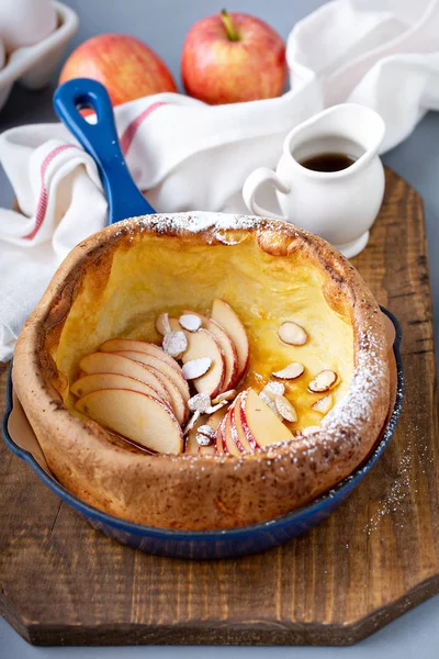 Dutch baby pancake with apples — Stock Photo, Image